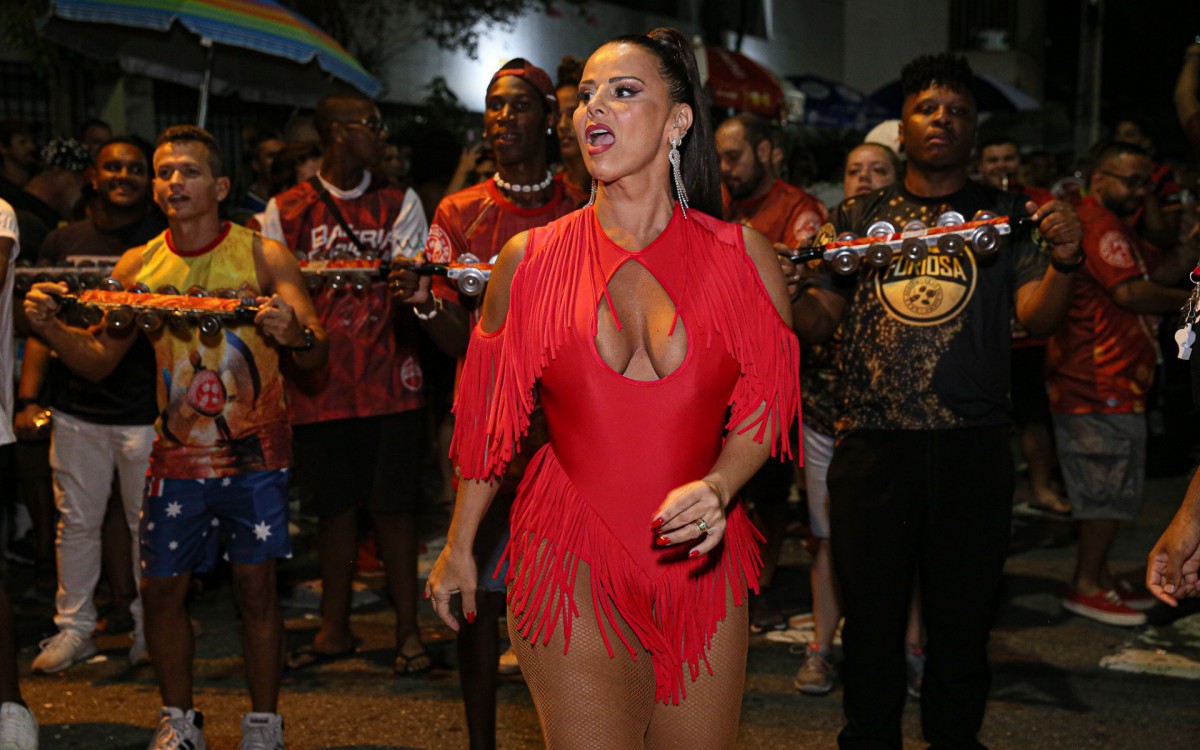 Viviane Ara&uacute;jo mostra samba no p&eacute; no ensaio de rua do Salgueiro, na noite desta quinta-feira, na Zona Norte do Rio
