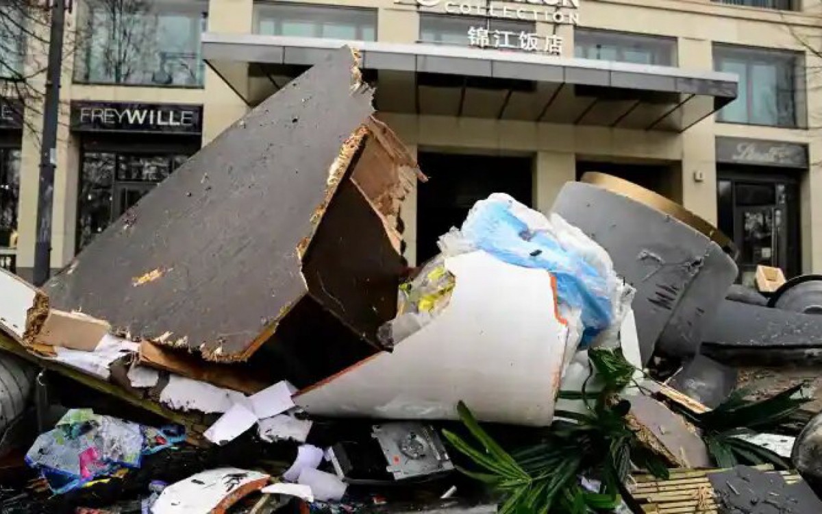 Rastro de destruição foi visto após o acidente - John MACDOUGALL/AFP