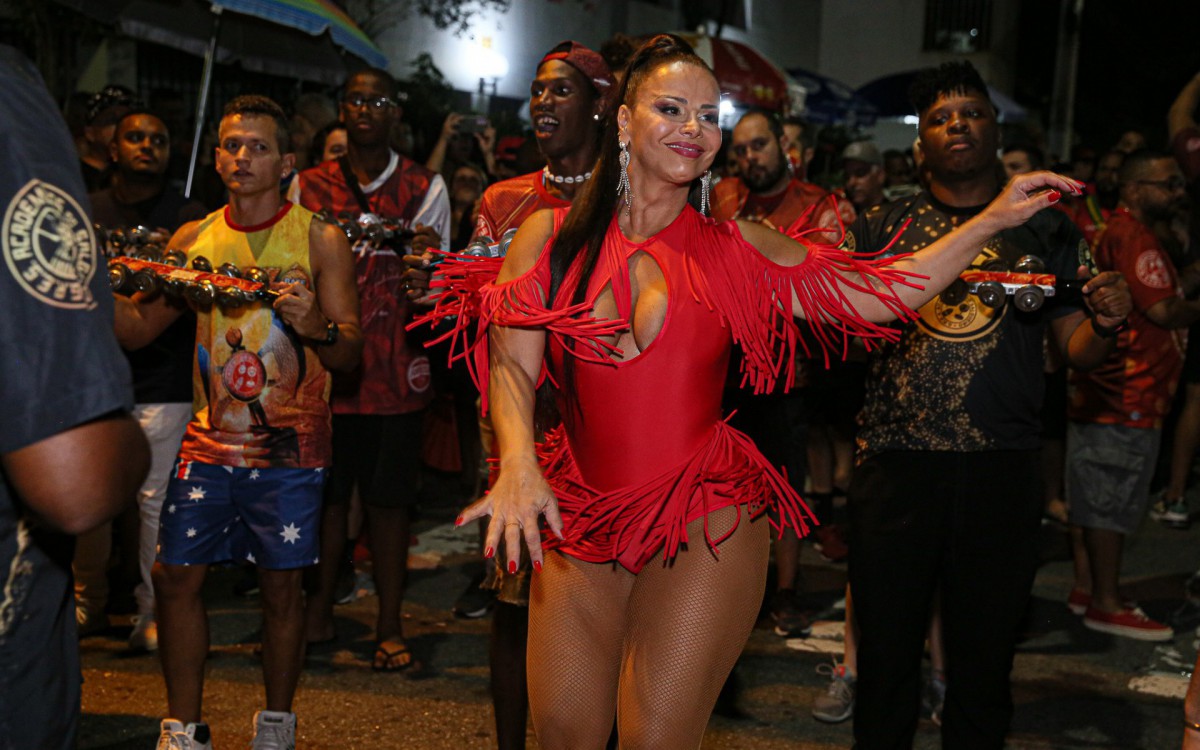 Viviane Araújo mostra samba no pé no ensaio de rua do Salgueiro, na noite desta quinta-feira, na Zona Norte do Rio - Ag. News