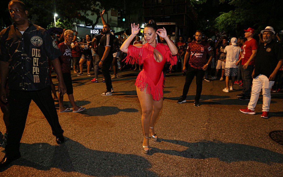Viviane Ara&uacute;jo mostra samba no p&eacute; no ensaio de rua do Salgueiro, na noite desta quinta-feira, na Zona Norte do Rio