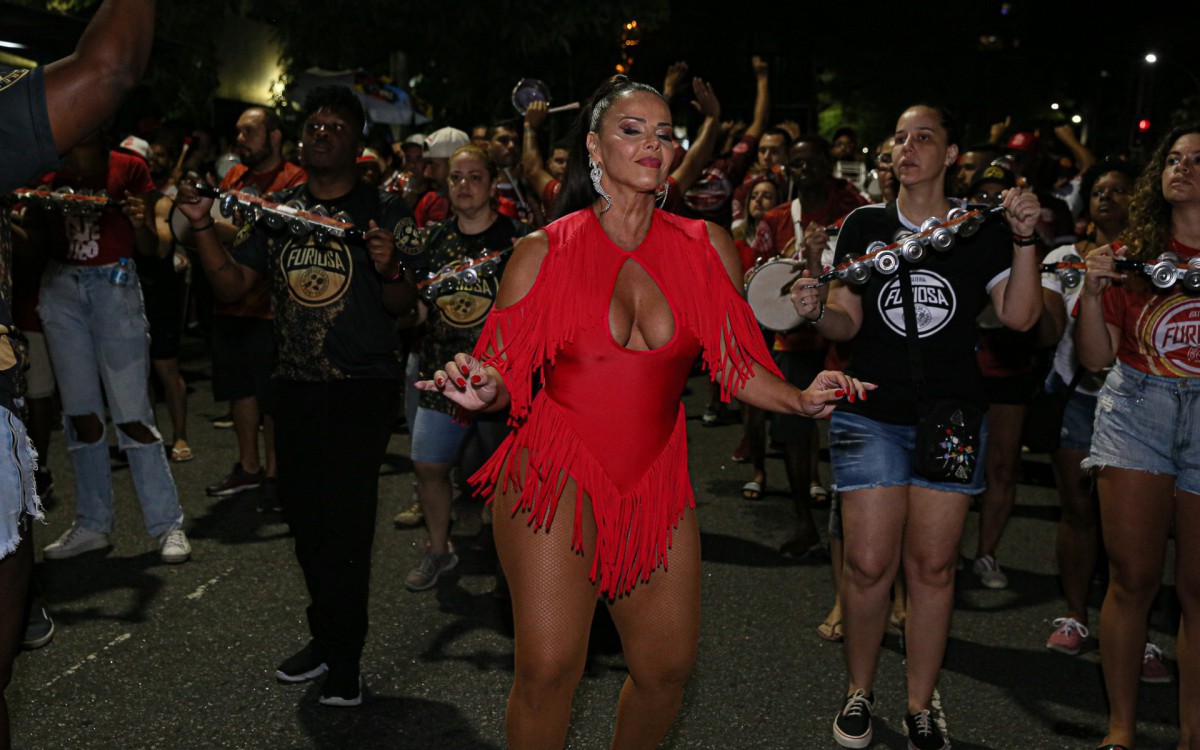 Viviane Ara&uacute;jo mostra samba no p&eacute; no ensaio de rua do Salgueiro, na noite desta quinta-feira, na Zona Norte do Rio