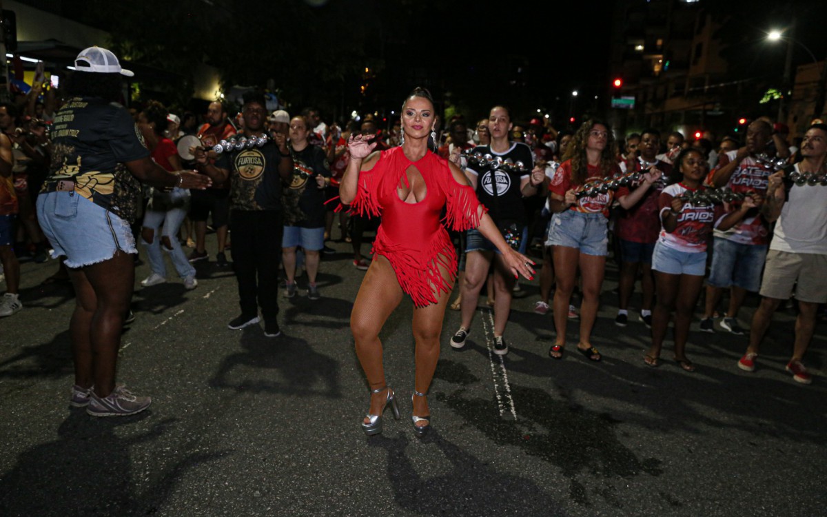 Viviane Ara&uacute;jo mostra samba no p&eacute; no ensaio de rua do Salgueiro, na noite desta quinta-feira, na Zona Norte do Rio