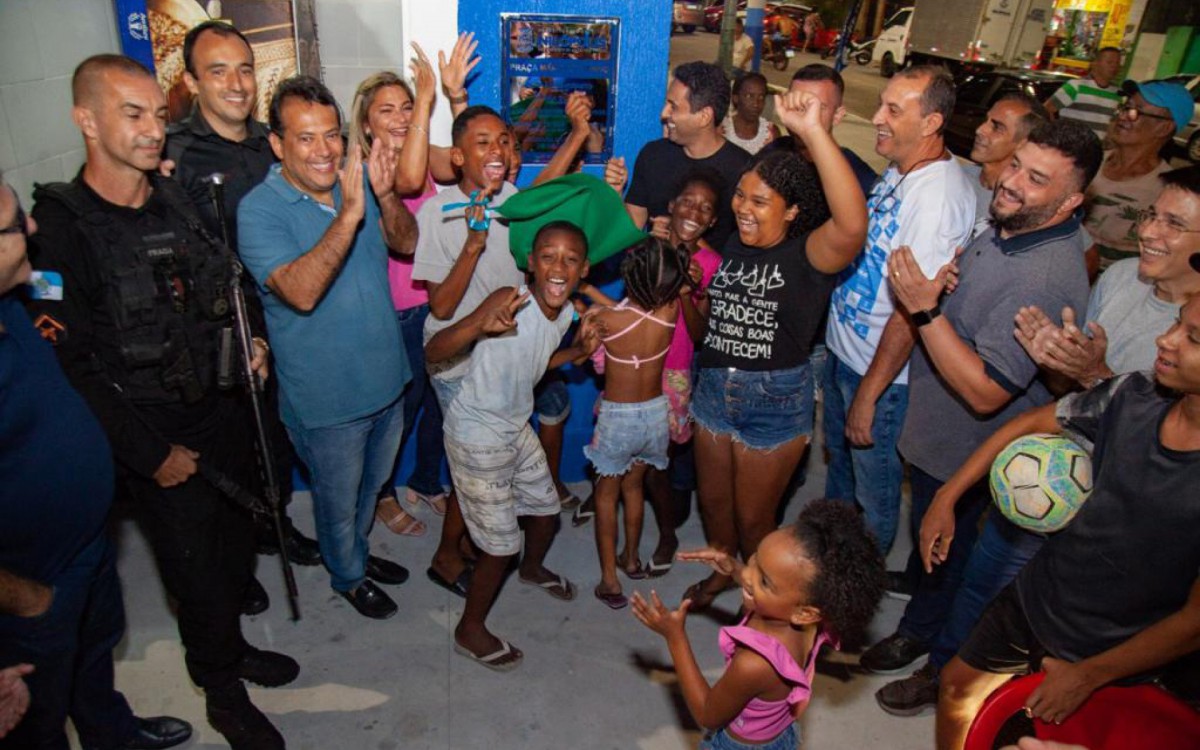 A Pra&ccedil;a Mario Coutinho, na Manoel Reis, foi totalmente reformada e reinaugurada na quinta-feira (15/12)