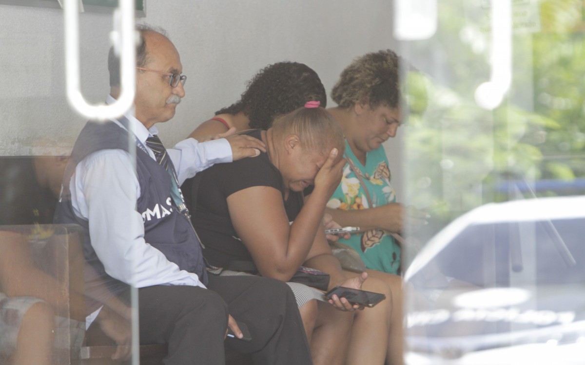 Familiares de jovem esfaqueado na linha amarela, estiveram no IML. Na foto, Tatiane Correia, a mãe de Isaías Correia. - Marcos Porto/Agencia O Dia