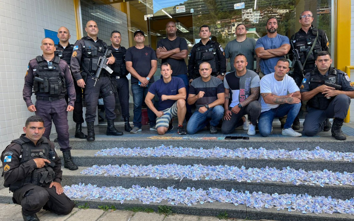 Policiais de Teres&oacute;polis apreendem 3000 pinos de coca&iacute;na