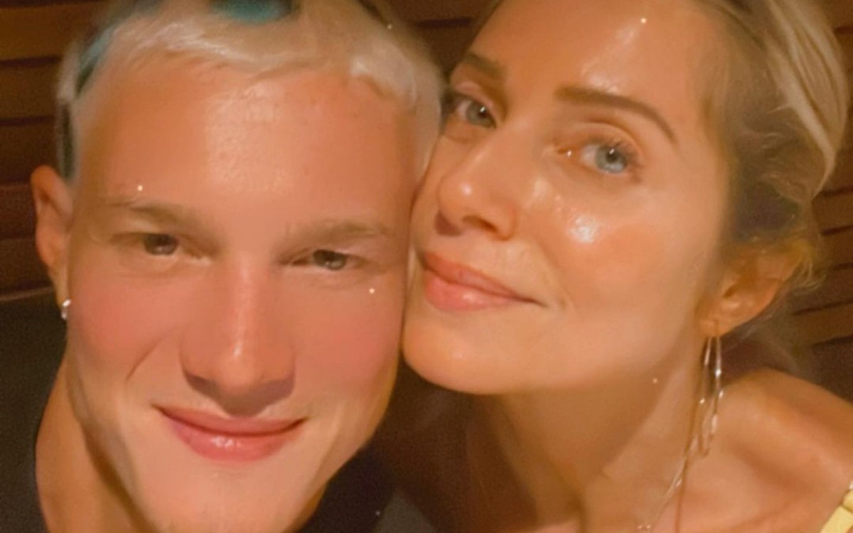 Leticia Spiller posa com o filho, Pedro Novaes, apÃ³s ator passar por transformaÃ§Ã£o no visual - ReproduÃ§Ã£o/Instagram