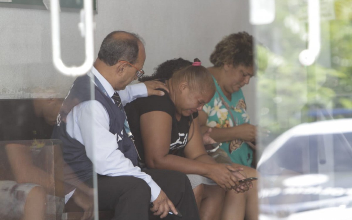 Tatiane Correia Dias, m&atilde;e de Isa&iacute;as, chora no IML enquanto espera a libera&ccedil;&atilde;o do corpo do filho