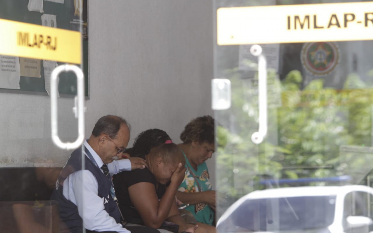 Tatiane Correia Dias, m&atilde;e de Isa&iacute;as, chora no IML enquanto espera a libera&ccedil;&atilde;o do corpo do filho