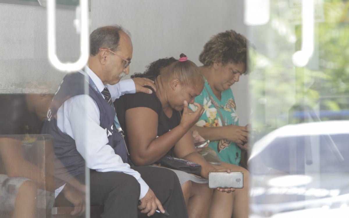 Tatiane Correia Dias, mãe de Isaías, chora no IML enquanto espera a liberação do corpo do filho - Marcos Porto / Agência O Dia
