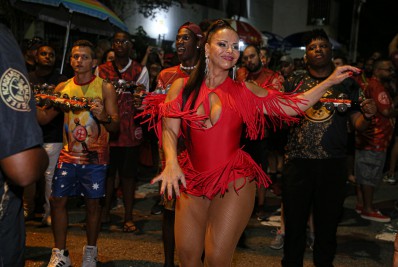 Viviane Araújo dá show de samba no pé no ensaio de rua do Salgueiro