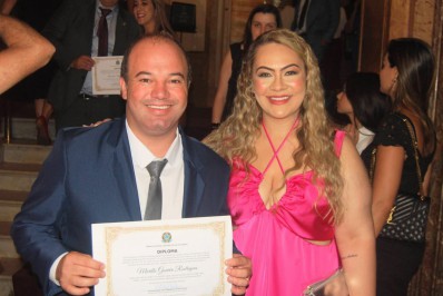 Acompanhado do pai e da esposa, Murillo Gouvêa é diplomado pelo TRE para a Câmara Federal