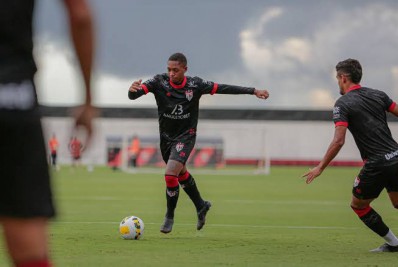 Botafogo acerta a contratação por empréstimo de atacante do Atlético-GO, diz jornalista