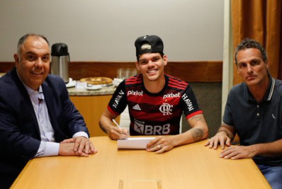 Flamengo confirma compra de Ayrton Lucas com contrato até o fim de 2027
