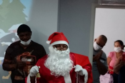Chegada do papai Noel no Hospital Carlos Tortelly anima a criançada