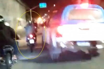 Vídeo: PMs jogam viatura contra motociclista na Zona Norte do Rio
