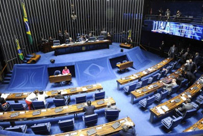 Senadores definem que trabalharão só três dias por semana e três semanas por mês