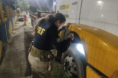 Polícia Rodoviária Federal apreende caminhão adulterado em Volta Redonda