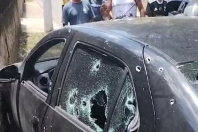 Homem é morto a tiros dentro de carro na Baixada Fluminense