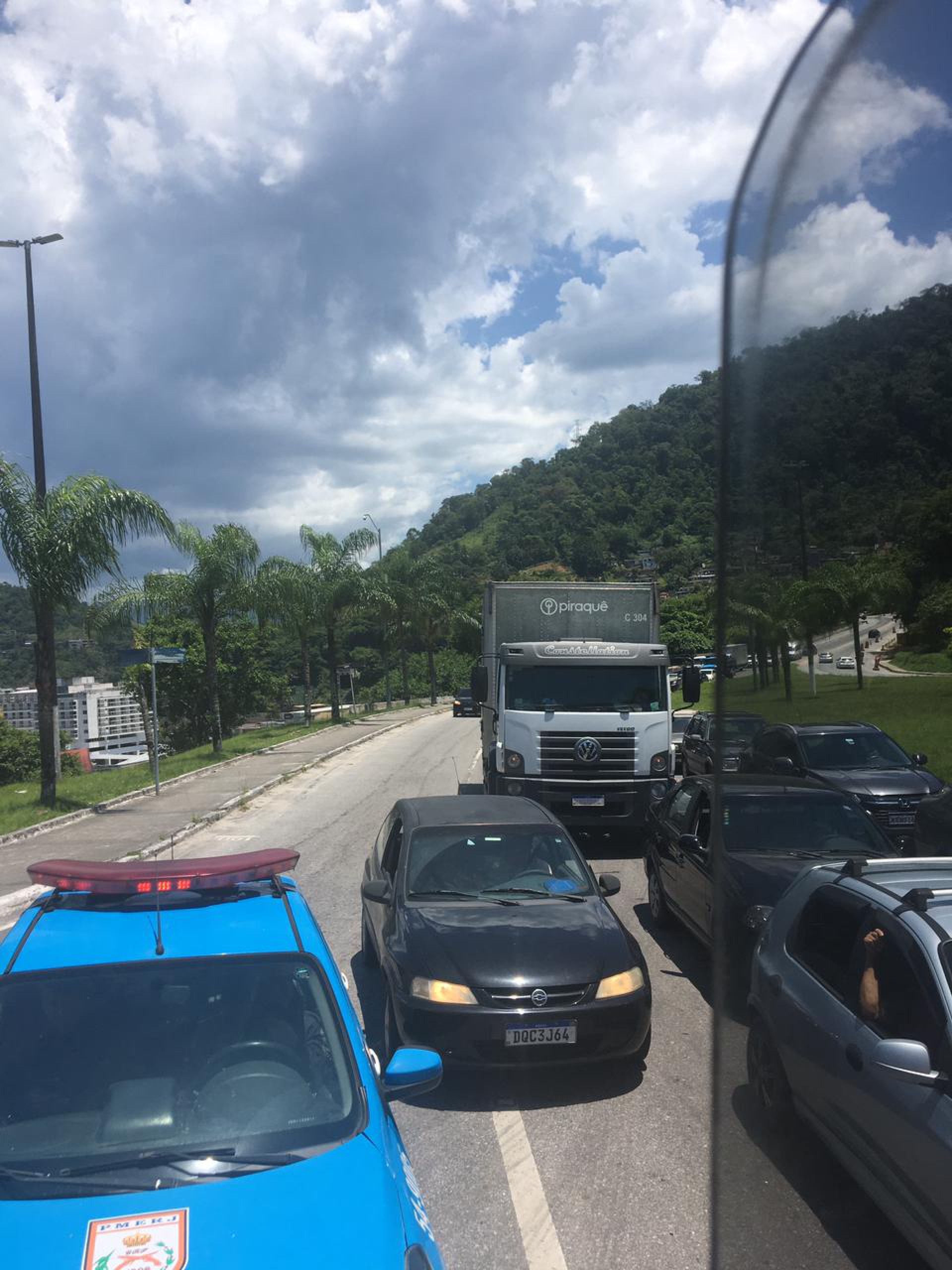 Viatura da PM presa no congestionamento. - Divulga&ccedil;&atilde;o