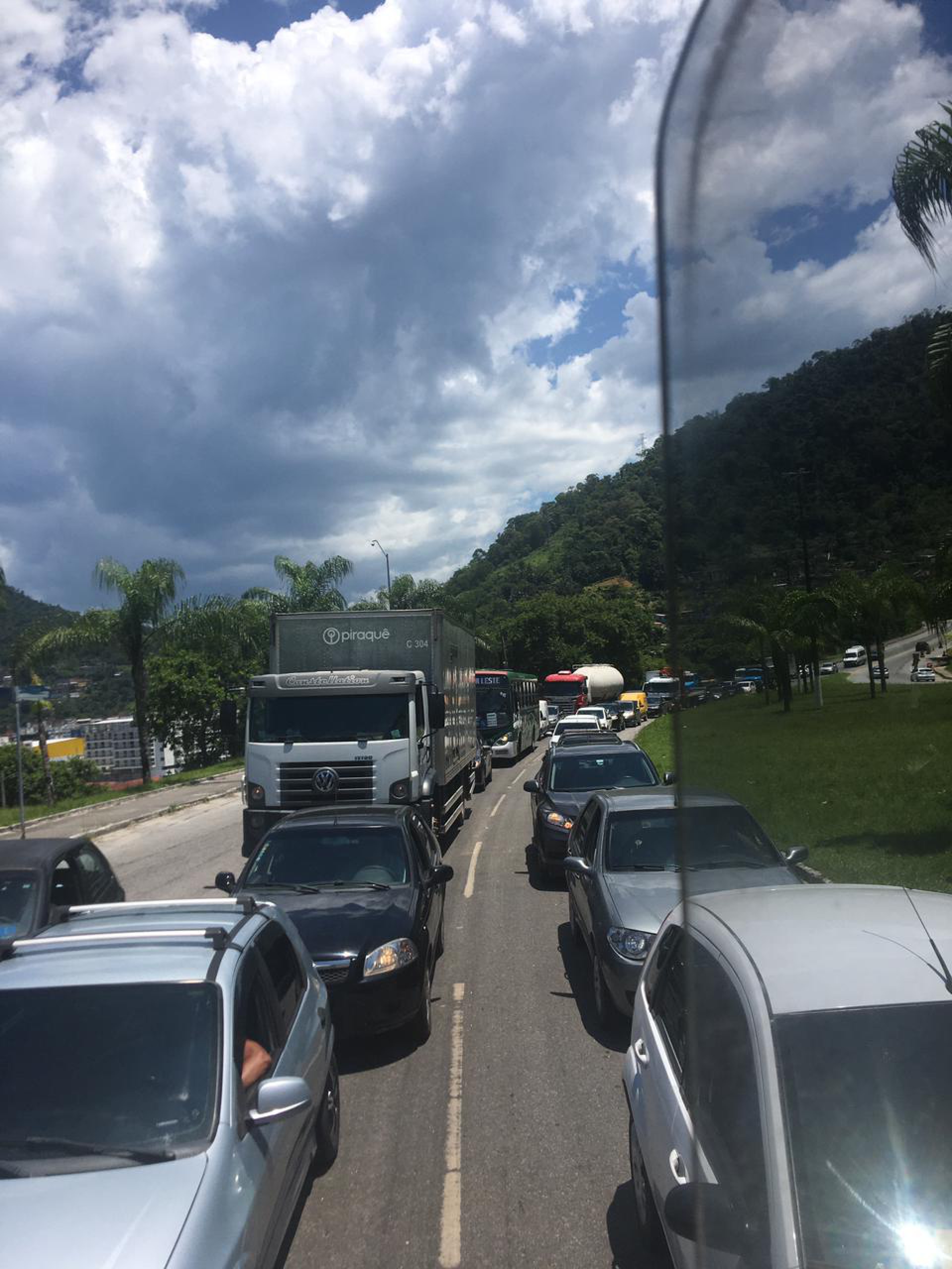 Obra paralisa tr&acirc;nsito na BR 101 sentido Paraty.