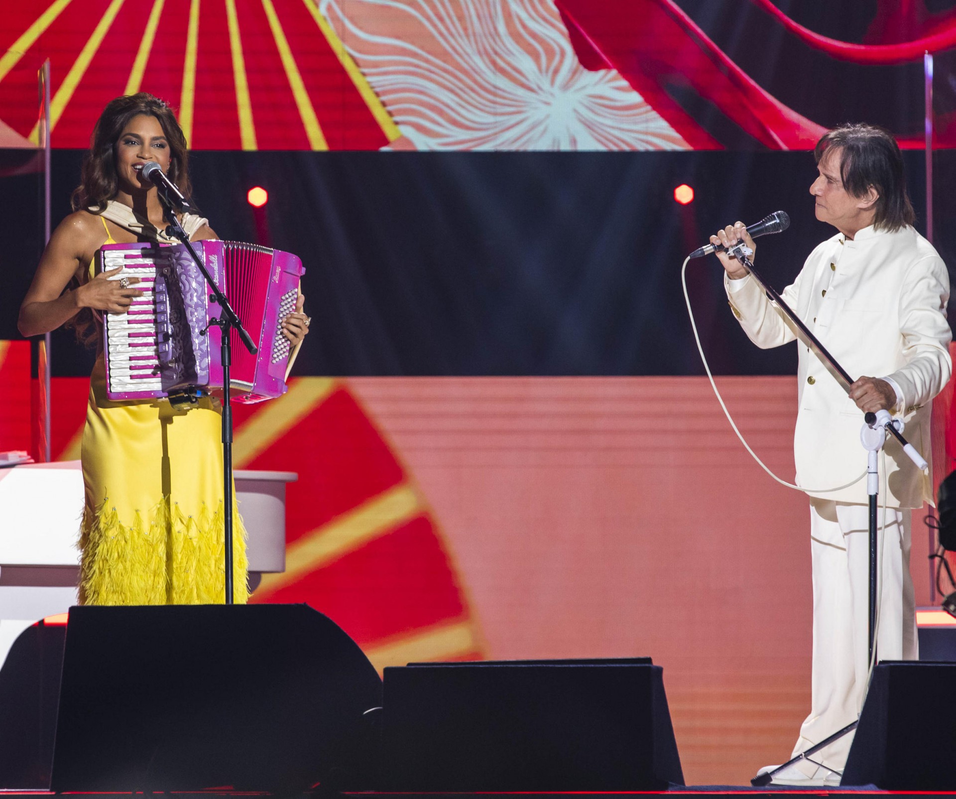 Lucy Alves canta com Roberto Carlos - Divulgação / TV Globo