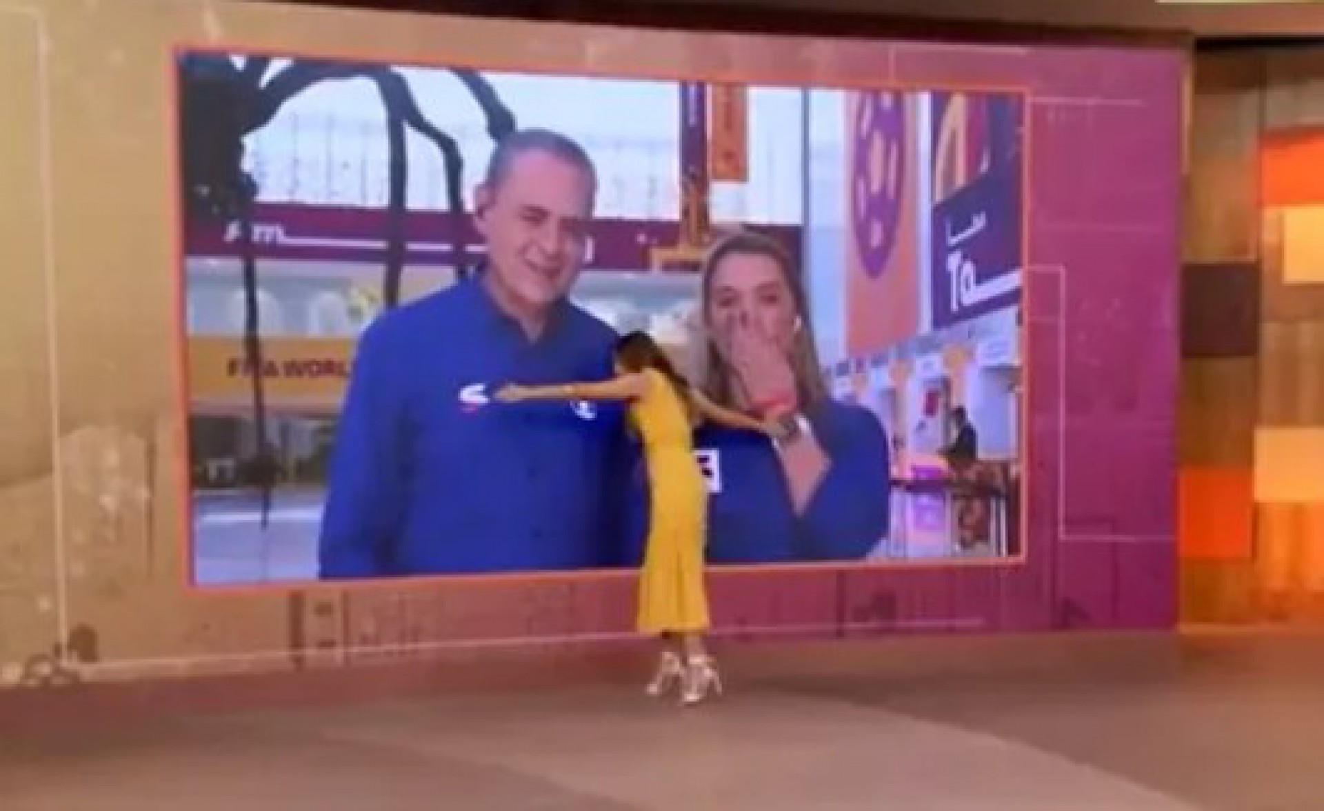 Patrícia Poeta abraça telão com Luis Roberto e Ana Thaís durante o 'Encontro' - Reprodução/TV Globo