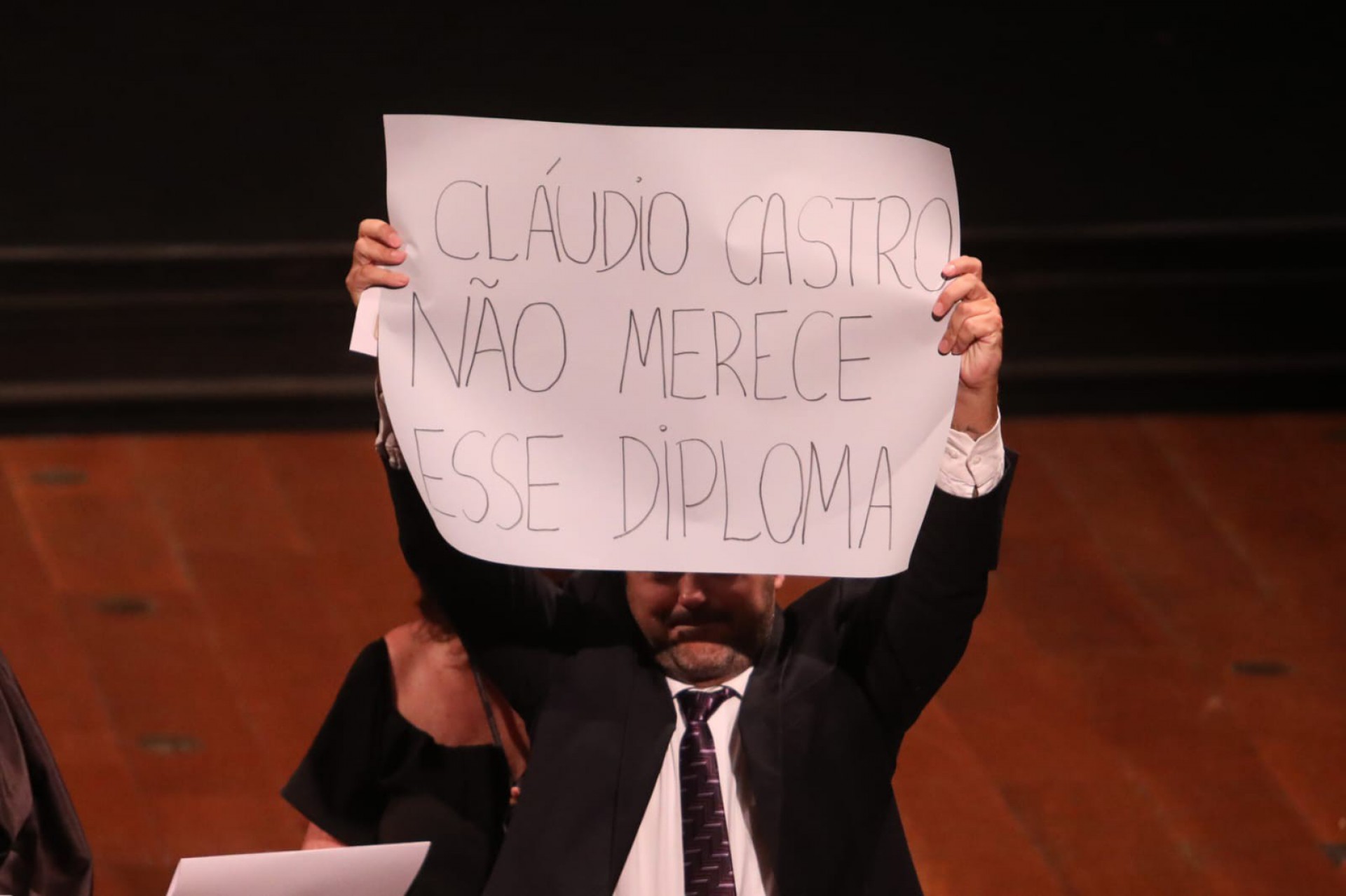 Glauber Braga (Psol), eleito deputado federal, ergueu um cartaz contra Cláudio Castro - Pedro Ivo / Agência O Dia