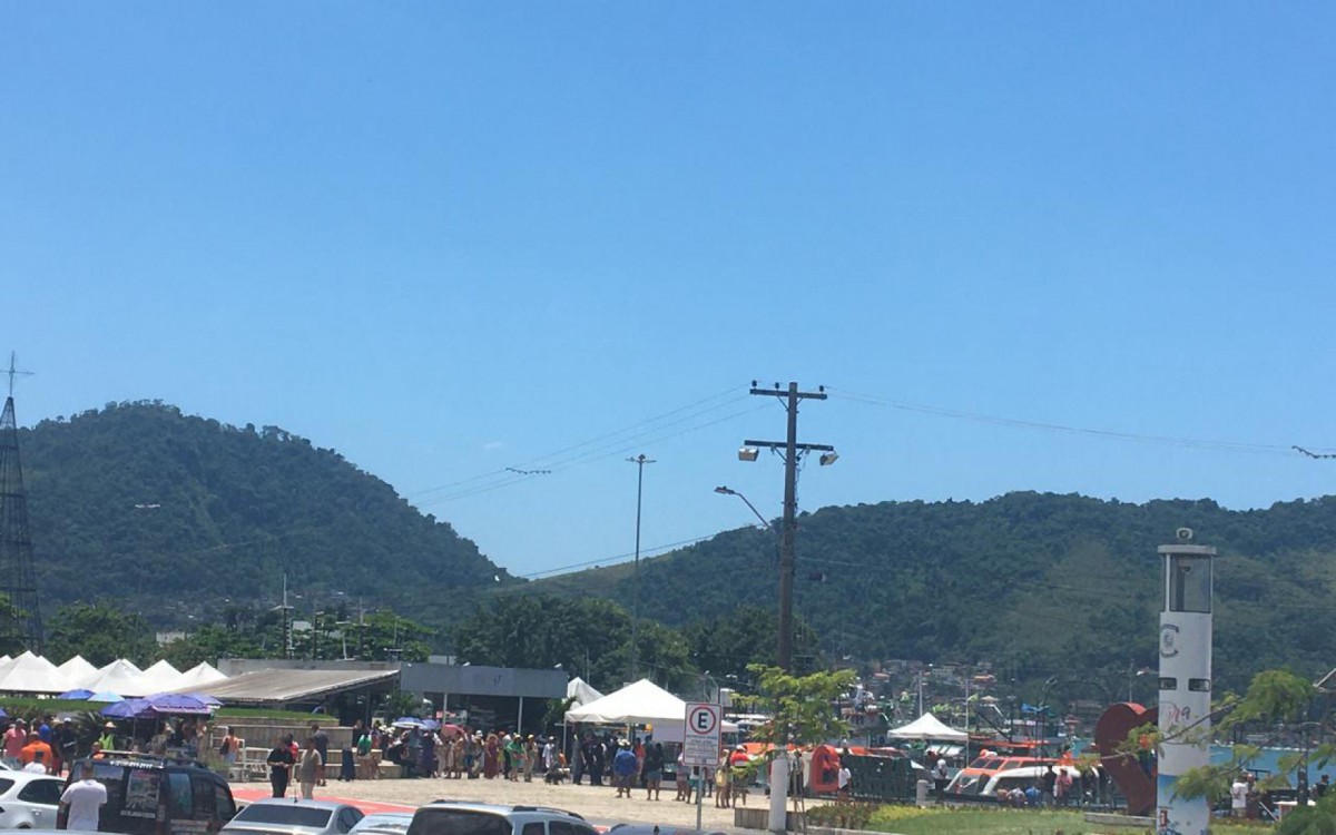 Cais de Santa Luzia lotado de turistas.
