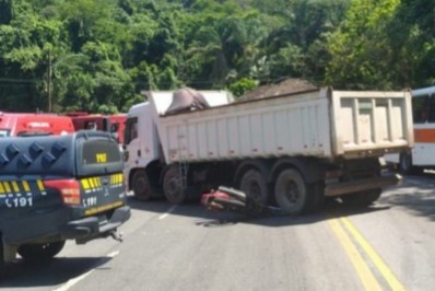 Acidente na Rio-Santos deixa motociclista ferido
