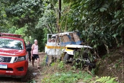 Veículo da UERJ cai em buraco  uma pessoa morre e outra ferida na Ilha Grande