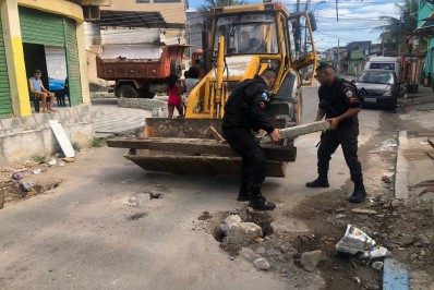 PM realiza operação para remoção de barricadas em Meriti