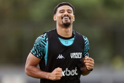 Vasco anuncia saída do lateral-direito Gabriel Dias
