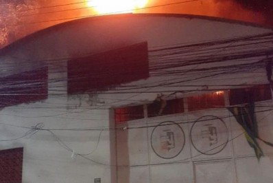 Incêndio atinge ateliê de fantasias da Grande Rio, em Duque de Caxias