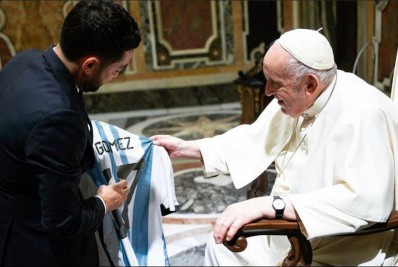 Um dia antes da final da Copa do Mundo, Papa Francisco 'abençoa' camisa de jogador da Argentina