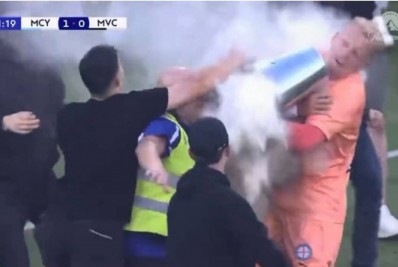 Goleiro é atingido no rosto por balde de metal após invasão de campo na Austrália