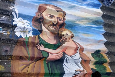 Escadarias do alto do morro da Serrinha são personalizadas pelo artista Jambeiro