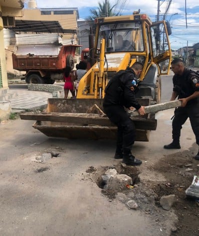 Equipes realizaram uma operação para remoção de barricadas na Comunidade da Linha, em São João de Meriti