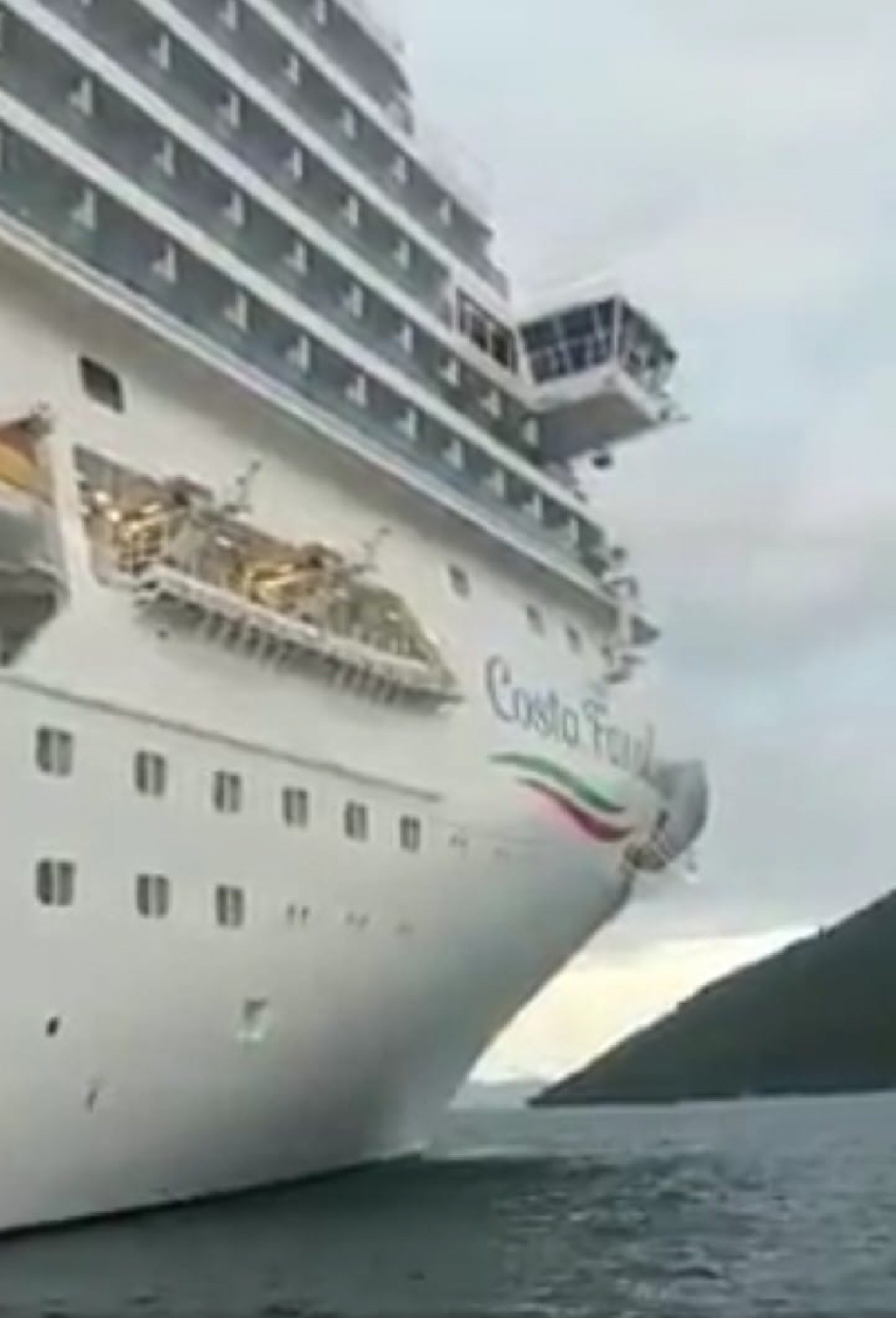Transatlântico com mais de 3 mil turistas a bordo movimenta o cais de Santa Luzia, no centro.