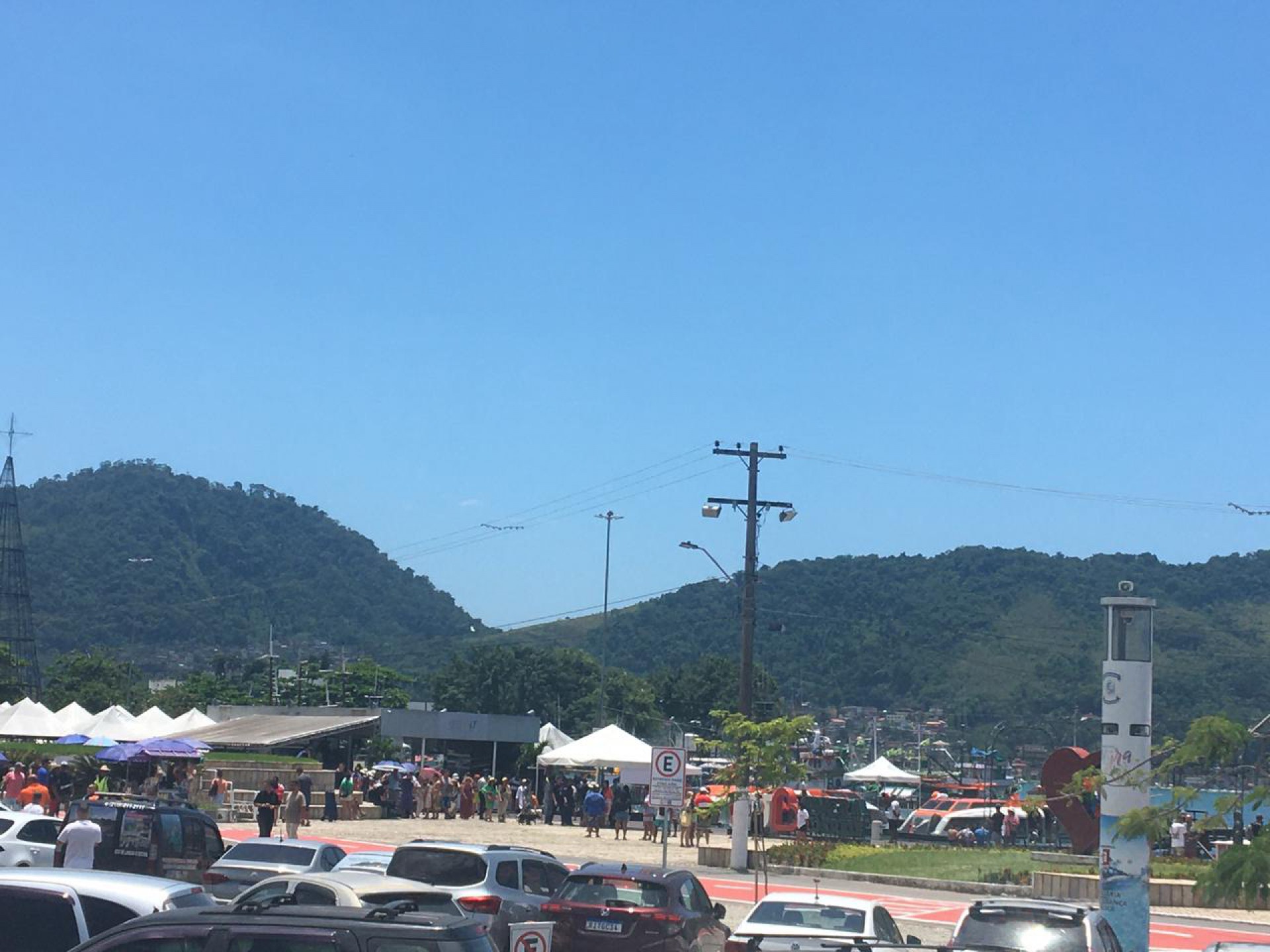 Cais de Santa Luzia lotado de turistas. - Divulga&ccedil;&atilde;o