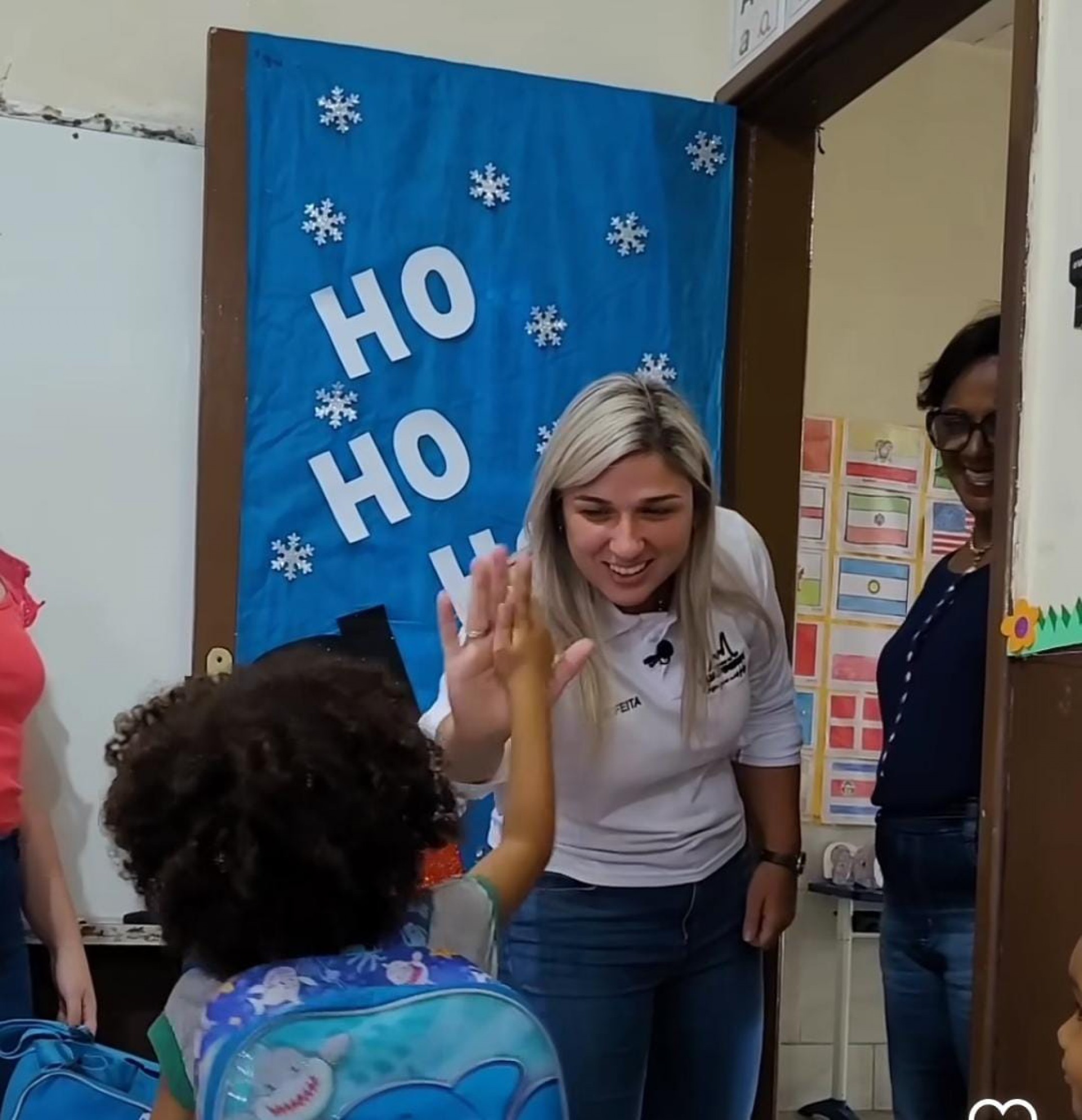 A prefeita Marina Rocha cumprimenta os alunos da rede municipal de ensino