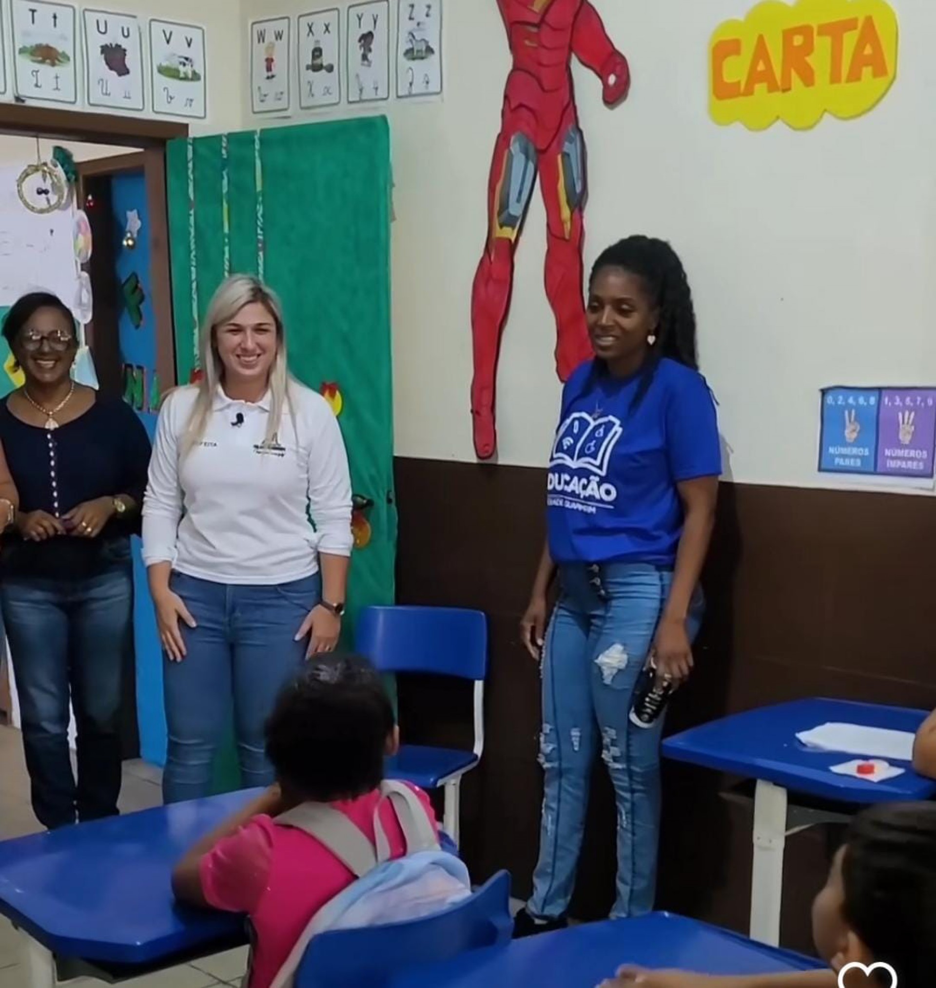 A prefeita de Guapimirim visita uma escola e conversa com estudantes e professores