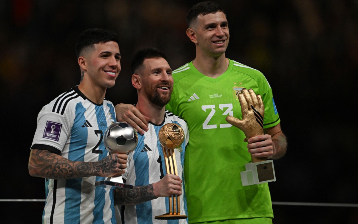 Enzo Fern&aacute;ndez, &agrave; esquerda, foi eleito a Revela&ccedil;&atilde;o da Copa. Lionel Messi, ao centro, o Craque da competi&ccedil;&atilde;o. Emiliano Mart&iacute;nez, &agrave; direita, o melhor goleiro do Mundial 