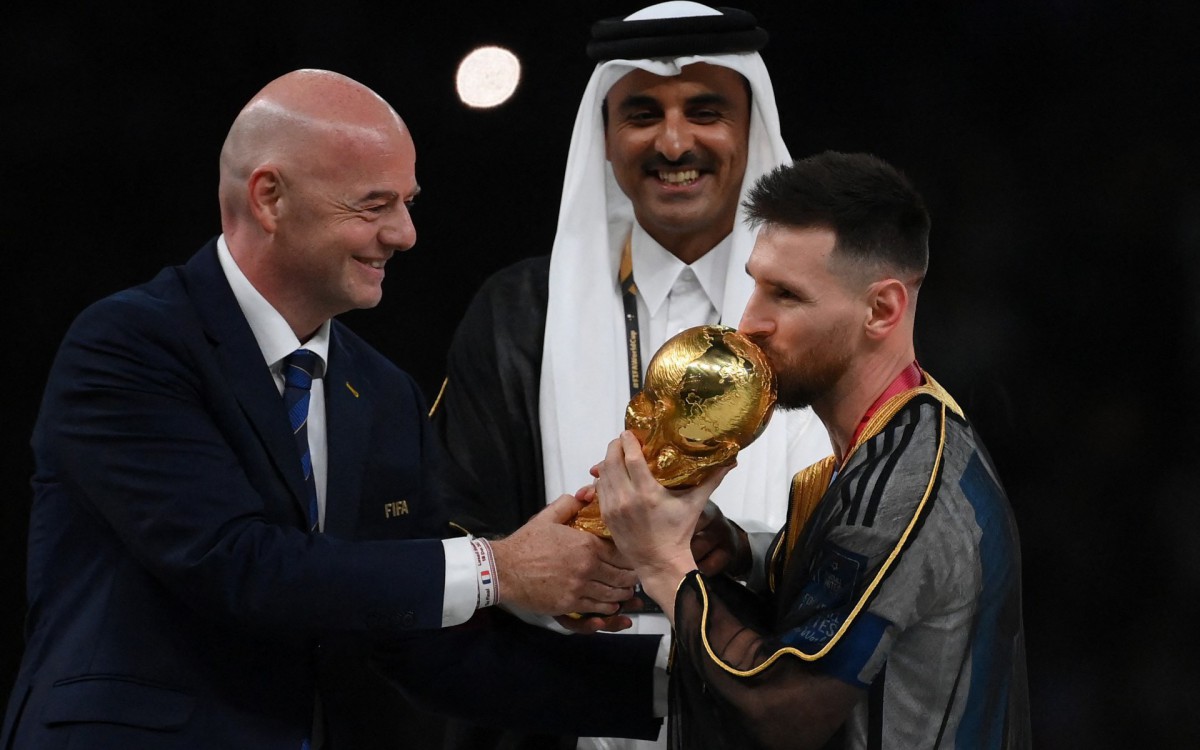 Momento em que Gianni Infantino entrega a Messi a ta&ccedil;a da Copa do Mundo