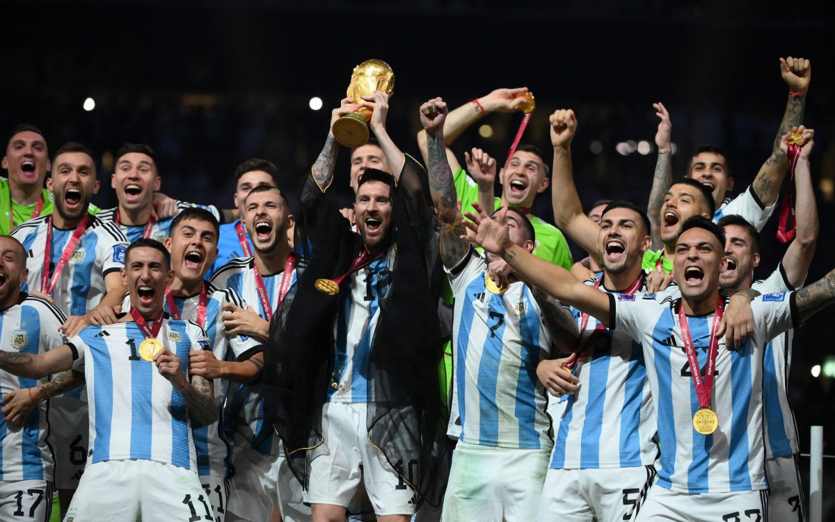 Momento em que Messi ergueu a ta&ccedil;a de campe&atilde;o do mundo