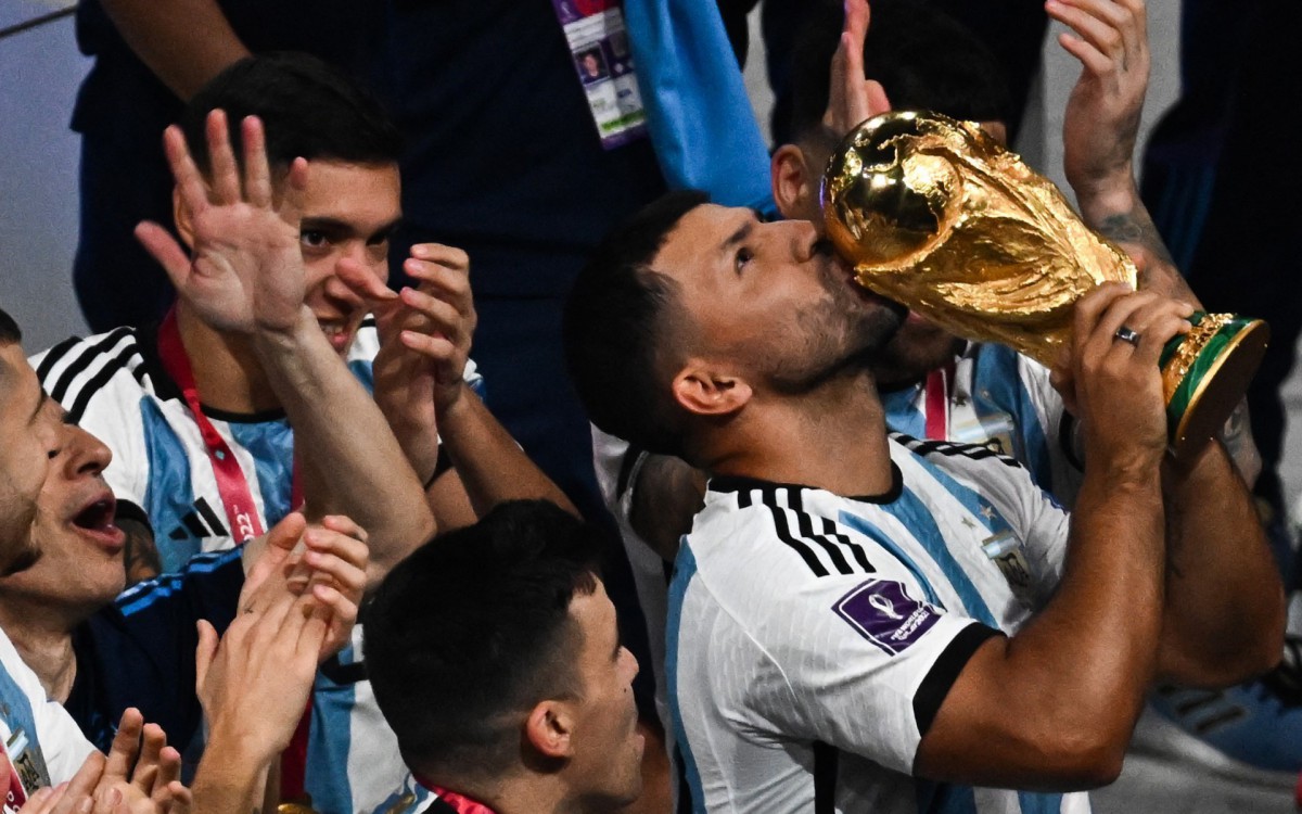 Mesmo aposentado por causa de uma arritmia card&iacute;aca, Ag&uuml;ero acompanhou a sele&ccedil;&atilde;o argentina, beijou a ta&ccedil;a da Copa do Mundo e festejou o tricampeonato