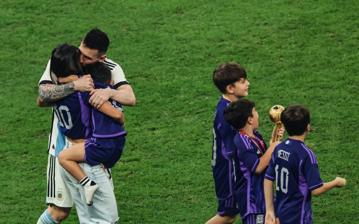 Messi comemora o t&iacute;tulo da Argentina ao lado da esposa e filhos