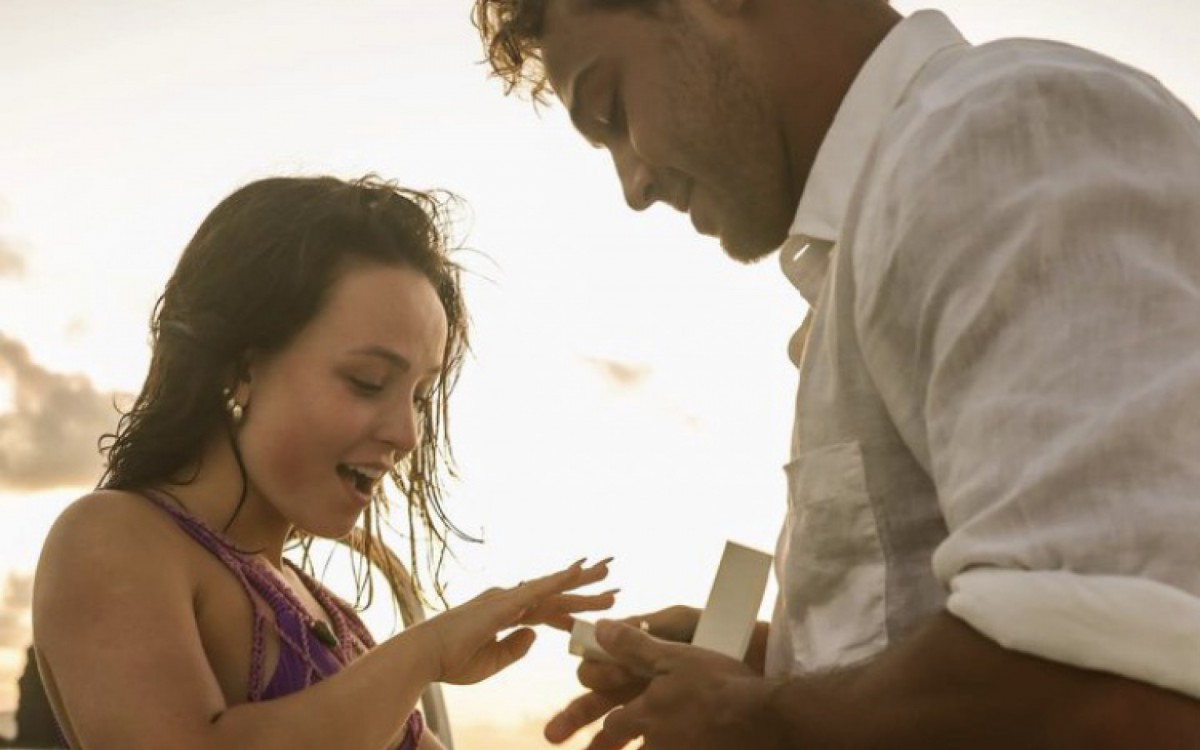 Larissa Manoela e Andr&eacute; Luiz Frambach anunciam noivado