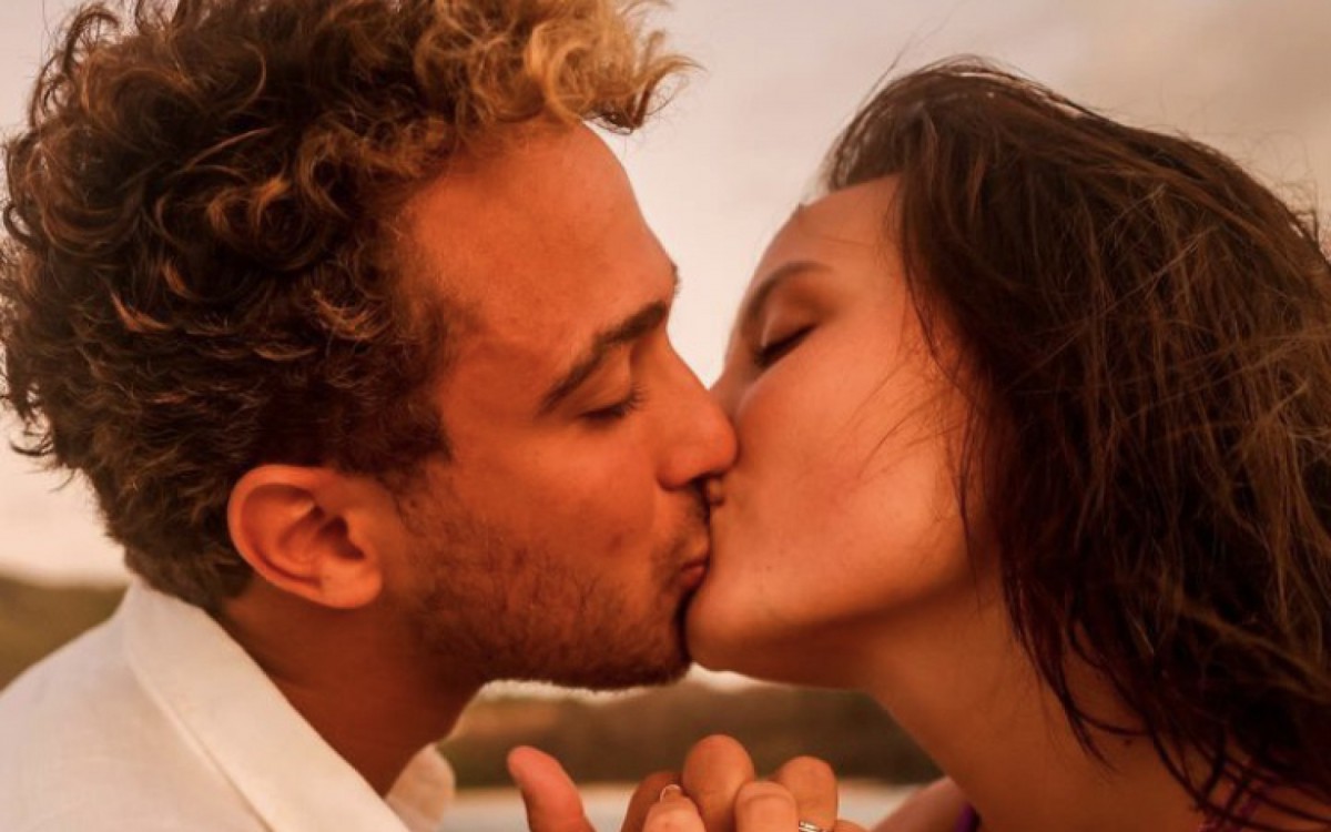 Larissa Manoela e Andr&eacute; Luiz Frambach anunciam noivado