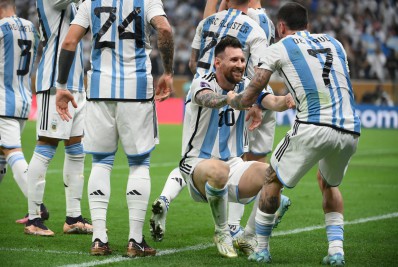 Argentina leva empate duas vezes, mas vence a França nos pênaltis e conquista a Copa do Mundo após 36 anos