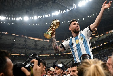 Jornal da Argentina pede perdão a Maradona e coloca Messi como o maior jogador da história